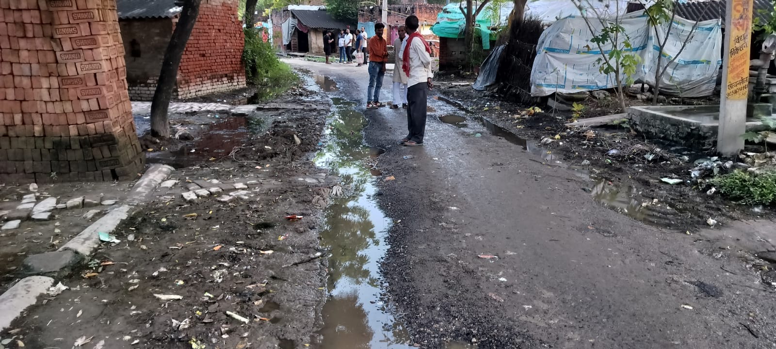 फूलपुर के खोजापुर गांव की मुख्य सड़क और बस्ती में हुआ जलजमाव।