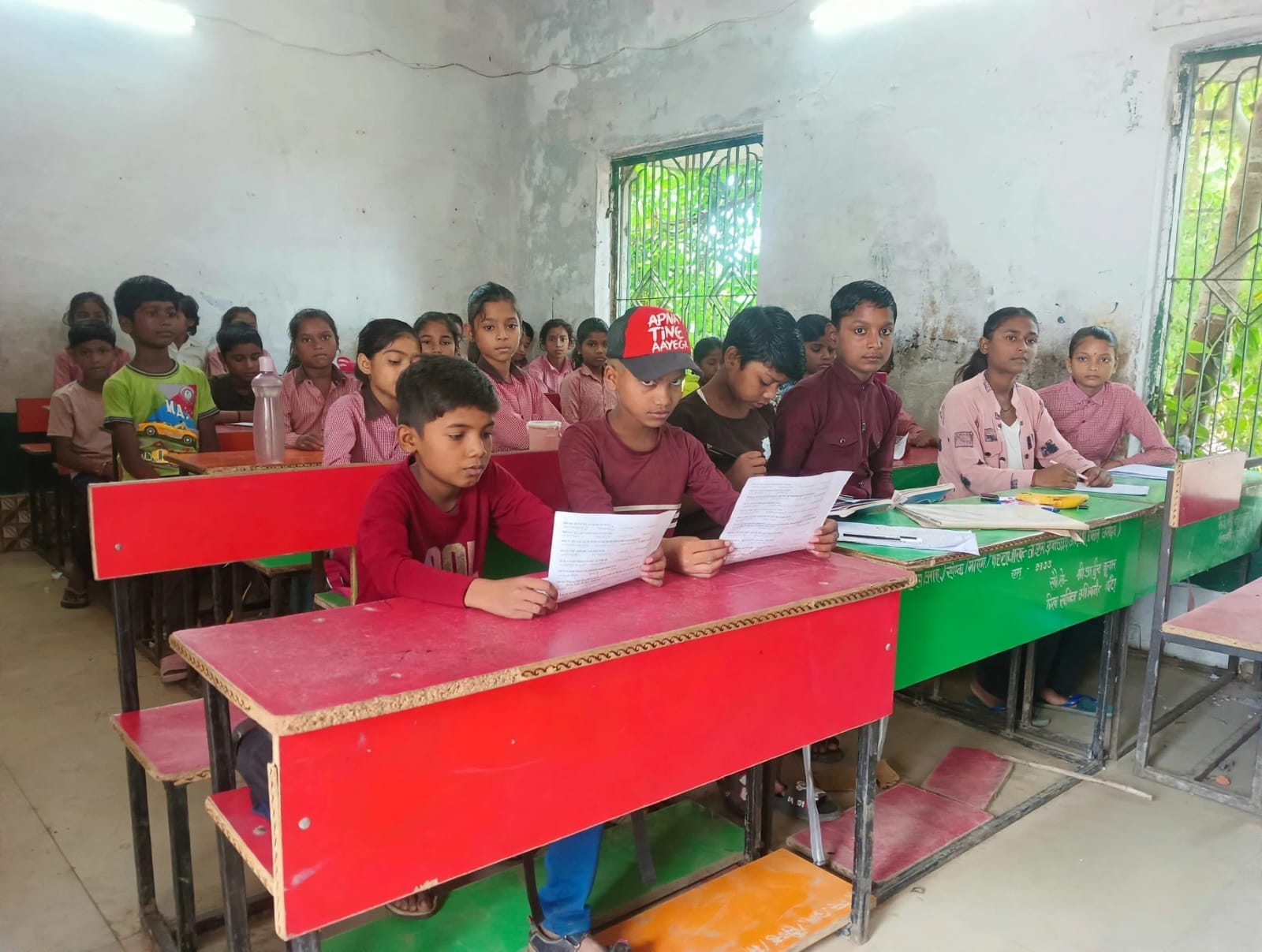 फोटो 10- खप्टिहा कलां प्राथमिक कंपोजिट विद्यालय में परीक्षा देते छात्र। संवाद