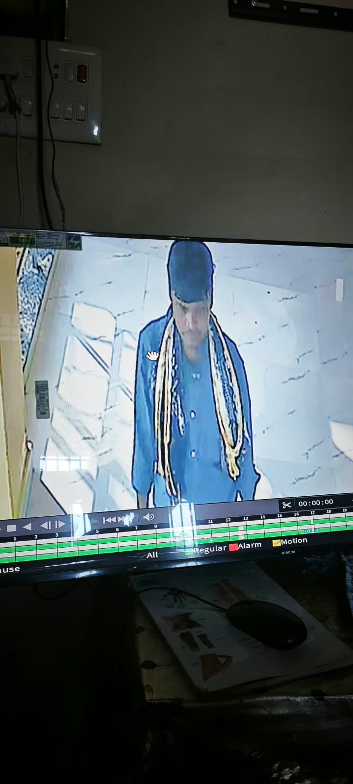 फोटो - 17 सीसीटीवी कैमरे में कैद हुआ बदमाश। पुलिस