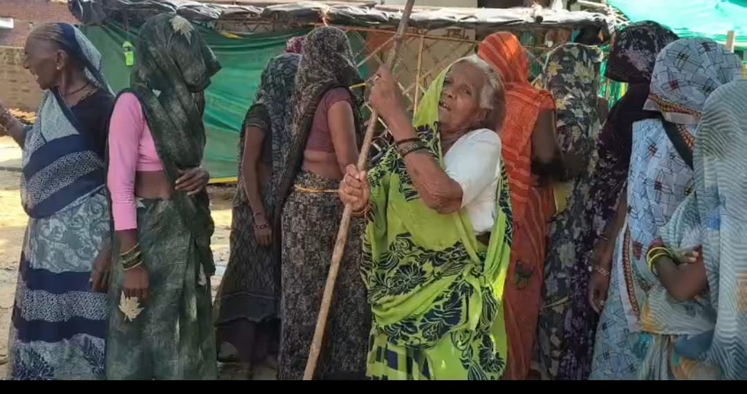 फोटो- 18 एचएएमपी 09- गोहांड में शराब की दुकान के बाहर खड़ी आक्रोशित महिलाएं। संवाद