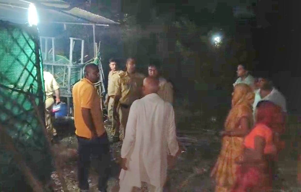 Dispute over two feet of land; women arrive to demolish a wal