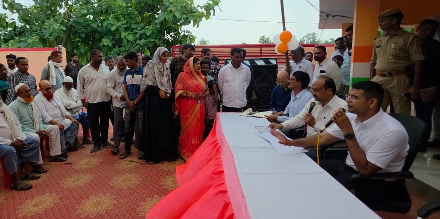 फोटाे-18- उतरौला के ग्राम पंचायत बरमभारी में चौपाल लगाकर ग्रामीणों से संवाद करते डीएम। स्रोत सू