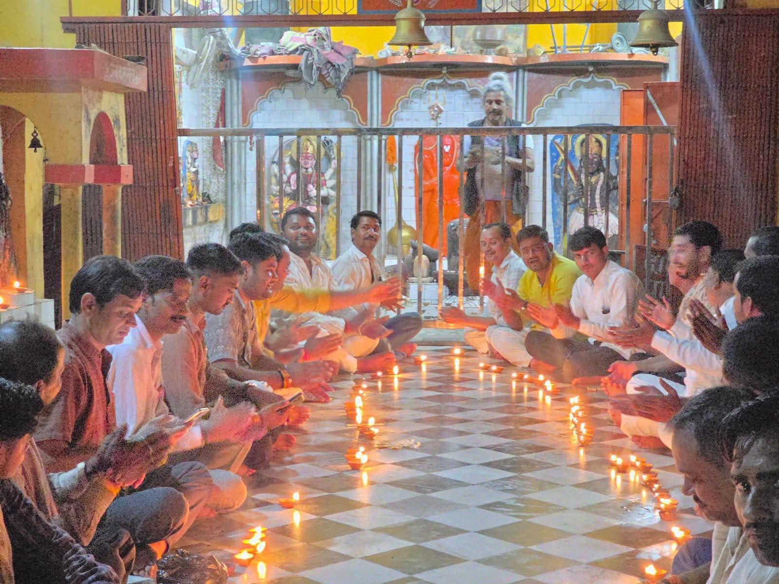 फोटो 19- नरैनी के हनुमान मंदिर में दीपा जलाते भाजपा कार्यकर्ता। संवाद