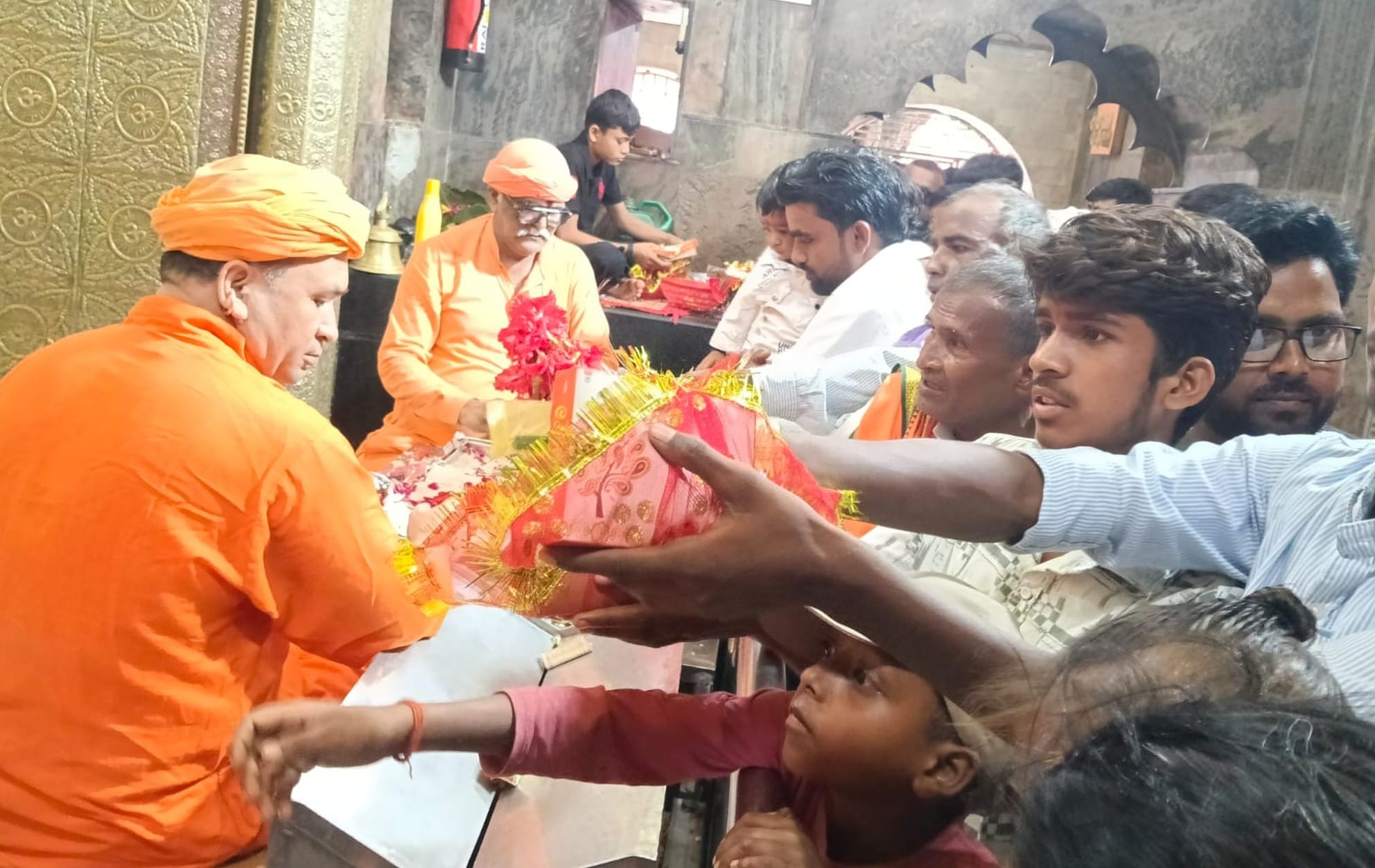 फोटो-21- तुलसीपुर देवीपाटन मंदिर में मां पाटेश्वरी का दर्शन करते श्रद्धालु। संवाद