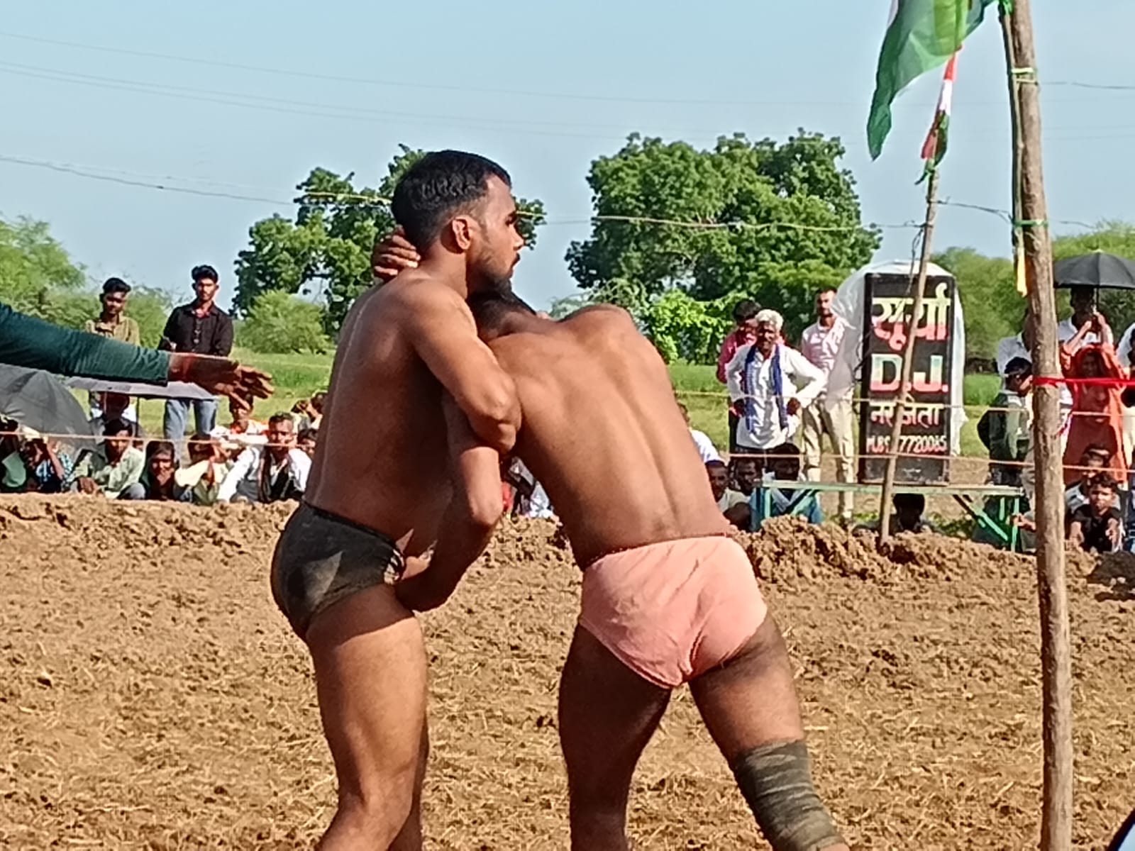 फोटो 34- दंगल में दांवपेच आजमाते पहलवान। संवाद