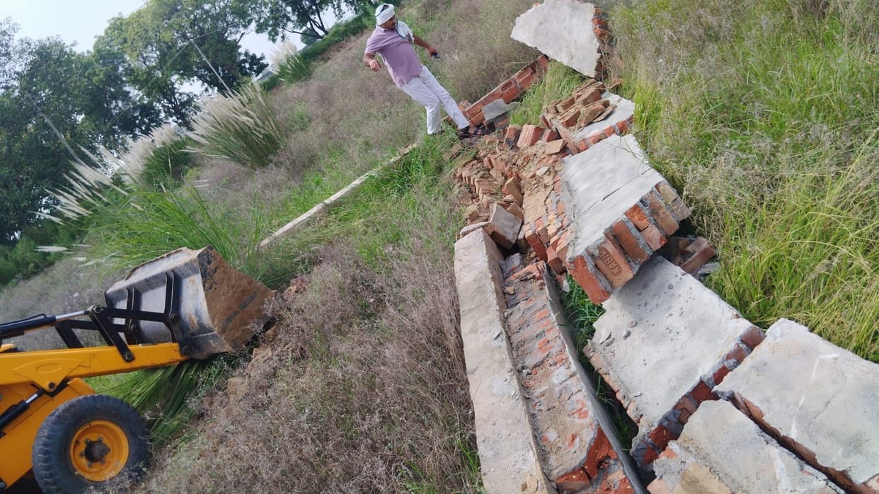 Bulldozer used on an illegal colony spread over 1.5 acres in Issarheri.