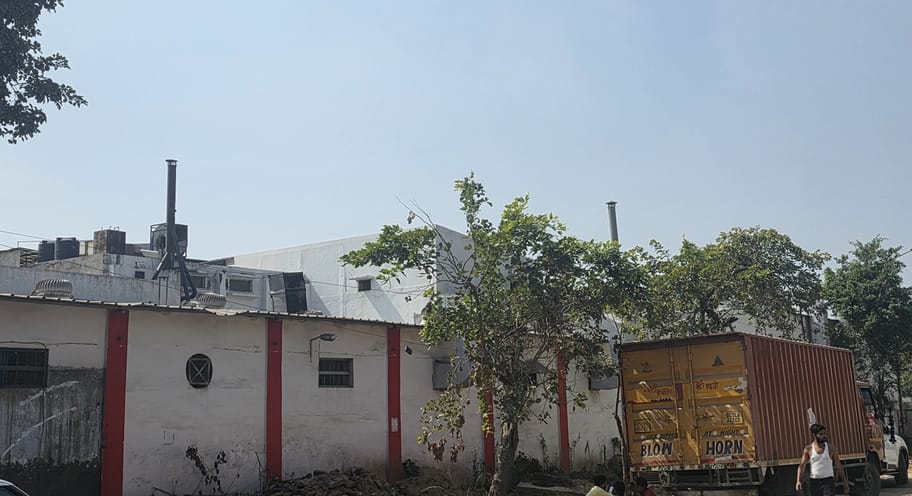 फोटो-56: बहादुरगढ़ में एक फैक्टरी की जांच करते एचएसआईआईडीसी के अधिकारी। संवाद