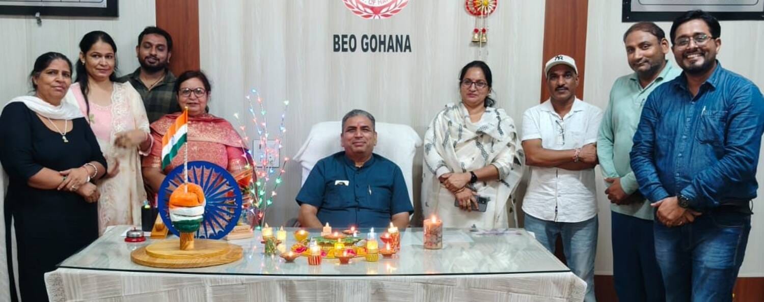 फोटो - बीईओ कार्यालय में आशीर्वाद के दीयों के साथ बीईओ व स्टाफ। स्रोत - प्रवक्ता