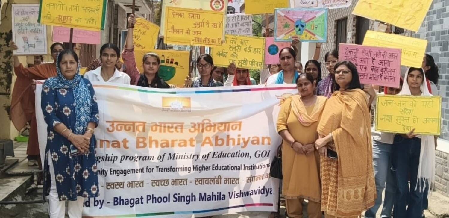 फोटो - गढ़ी उजाले खां गांव में जागरूकता रैली निकालती हुई छात्राएं। स्रोत  प्रवक्ता