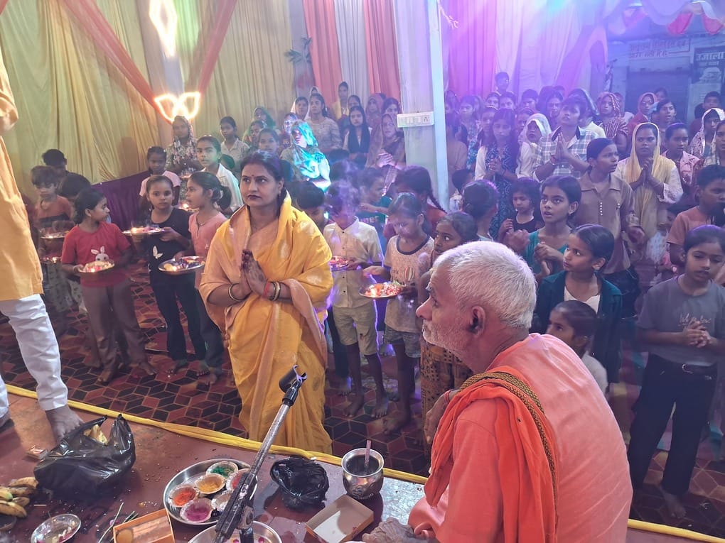 फोटो कैप्शन आनापुर गणेश उत्सव पंडाल में पूजा अर्चना करते लोग