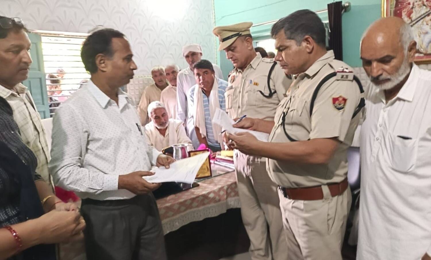 फोटो राजकीय कन्या सीनियर सेकेंडरी स्कूल में शिक्षकों से बातचीत करते हुए पुलिसकर्मी। स्रोत - ग्र