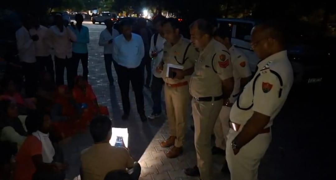फोटो :: सोनीपत के नागरिक अस्पताल में बच्ची के परिजनों को समझाते थाना प्रभारी इंस्पेक्टर बलीराम।