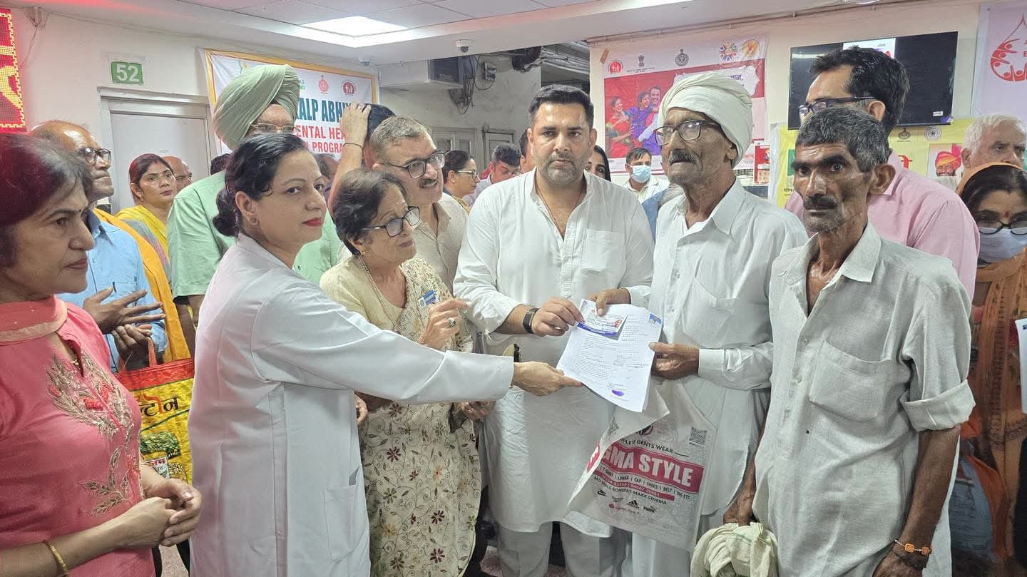 फोटो : सोनीपत के नागरिक अस्पताल में  सेवा संकल्प अभियान के शुभारंभ पर बुजुर्ग को  चिकित्सा जांच