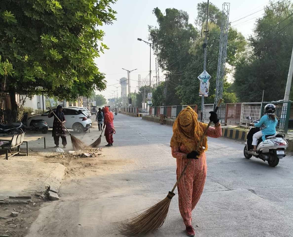 फतेहाबाद में सफाई करते हुए कर्मचारी स्त्रोत नगर परिषद
