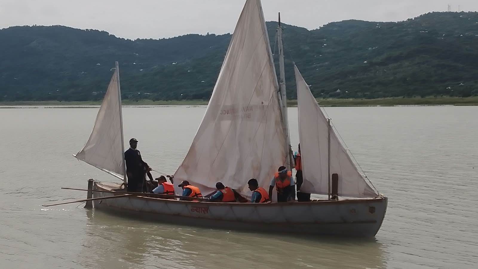 गोबिंद सागर झील में सेलिंग करते कैडेट्स। स्रोत: एनसीसी