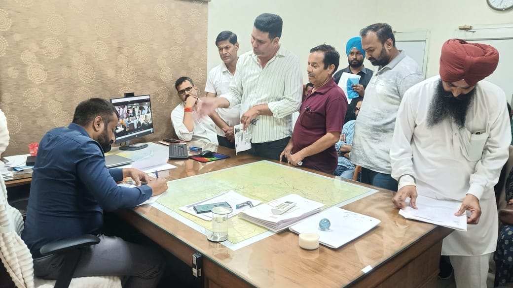 गुहला में लोगों की शिकायतें एसडीएम। संवाद