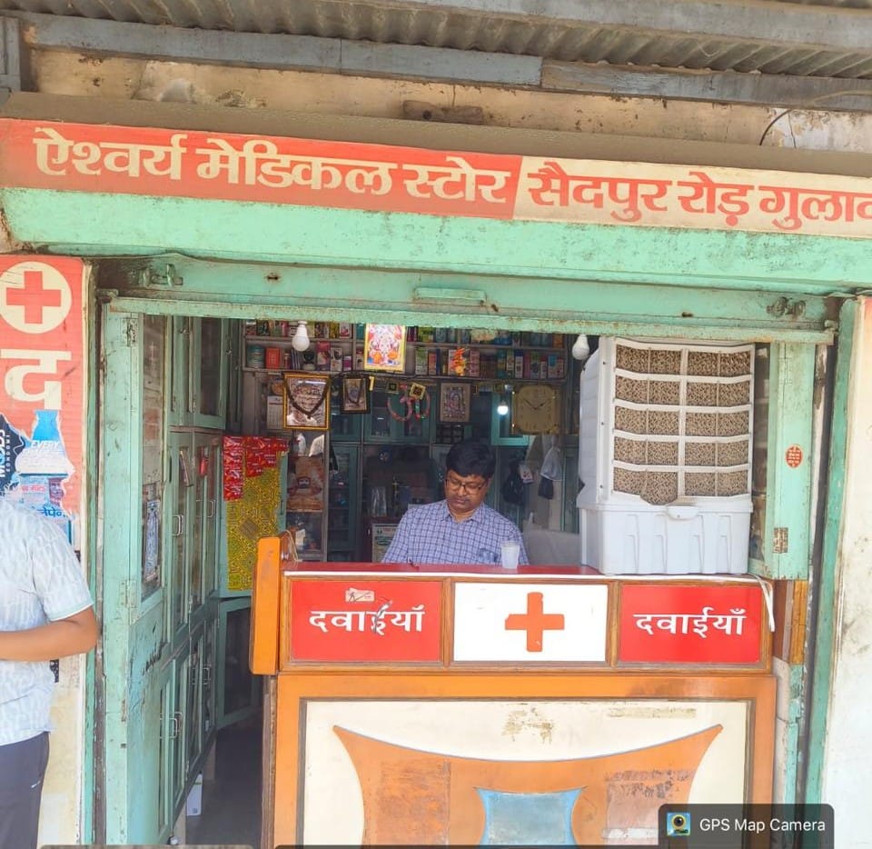 गुलावठी में मेडिकल स्टोर पर जांच करते औषधि निरीक्षक। स्रोत : औषधि विभाग