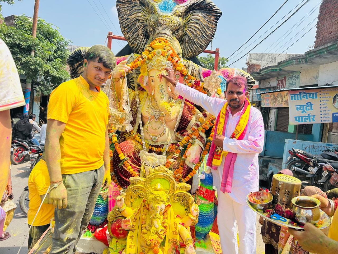 गणेश चतुर्थी महोत्सव का समापन विशाल शोभा यात्रा निकाली गई । (परीक्षितगढ)