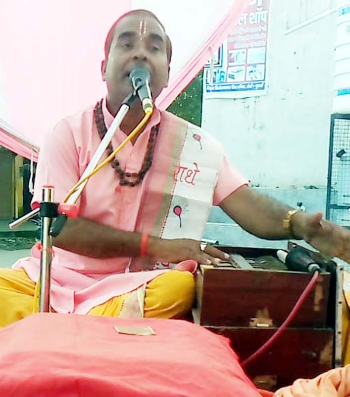 गांव जेबा में कथा सुनाते अरविंद दीक्षित। संवाद