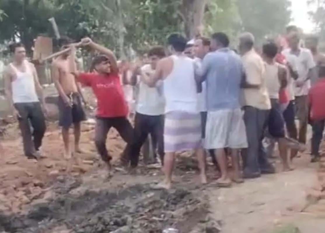 गांव नवदिया नवाजपुर में होता झगड़ा। स्रोत : वीडियो ग्रैब