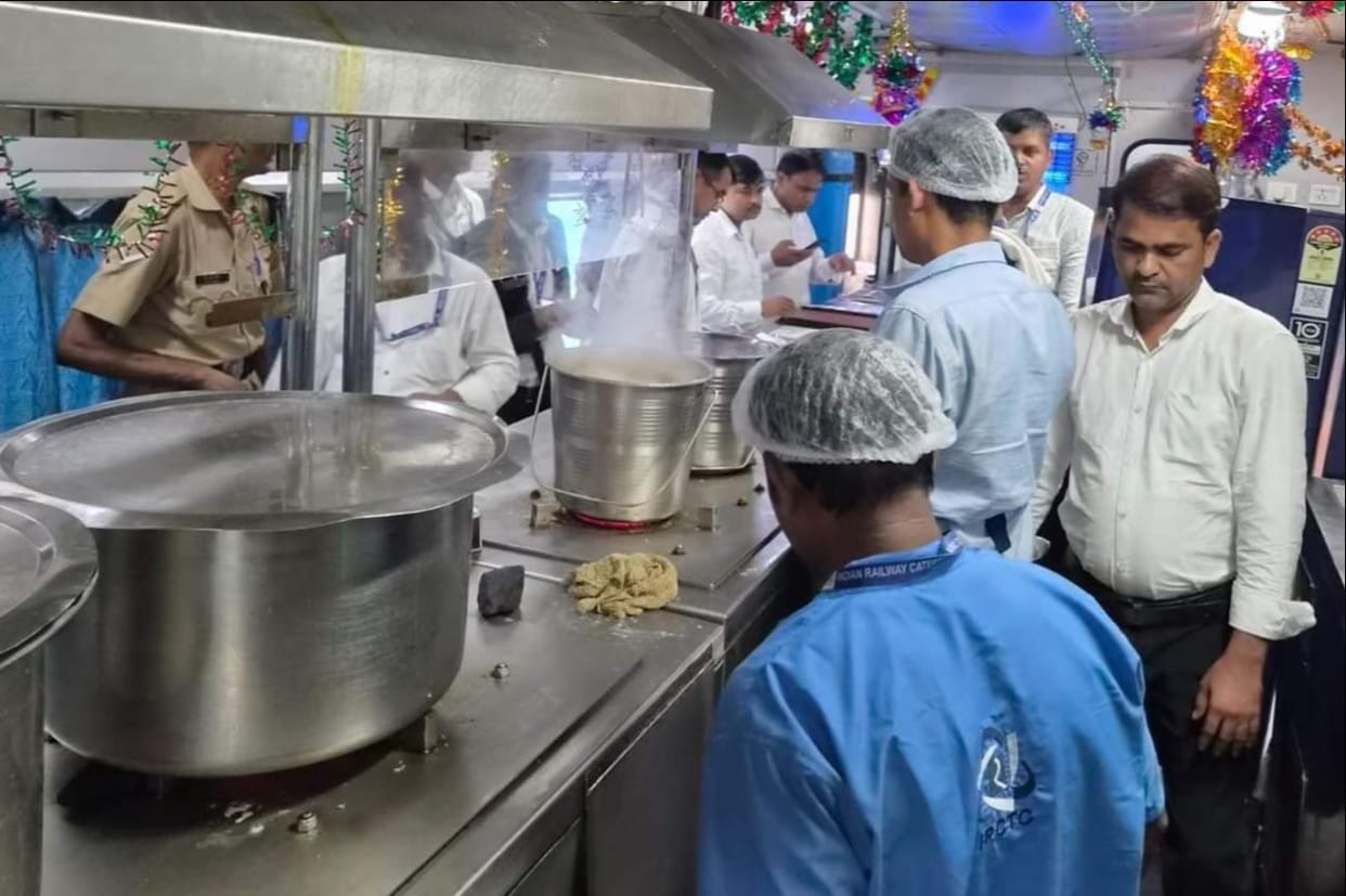 Filth found in train pantry cars; fine of 1.58 lakh imposed.