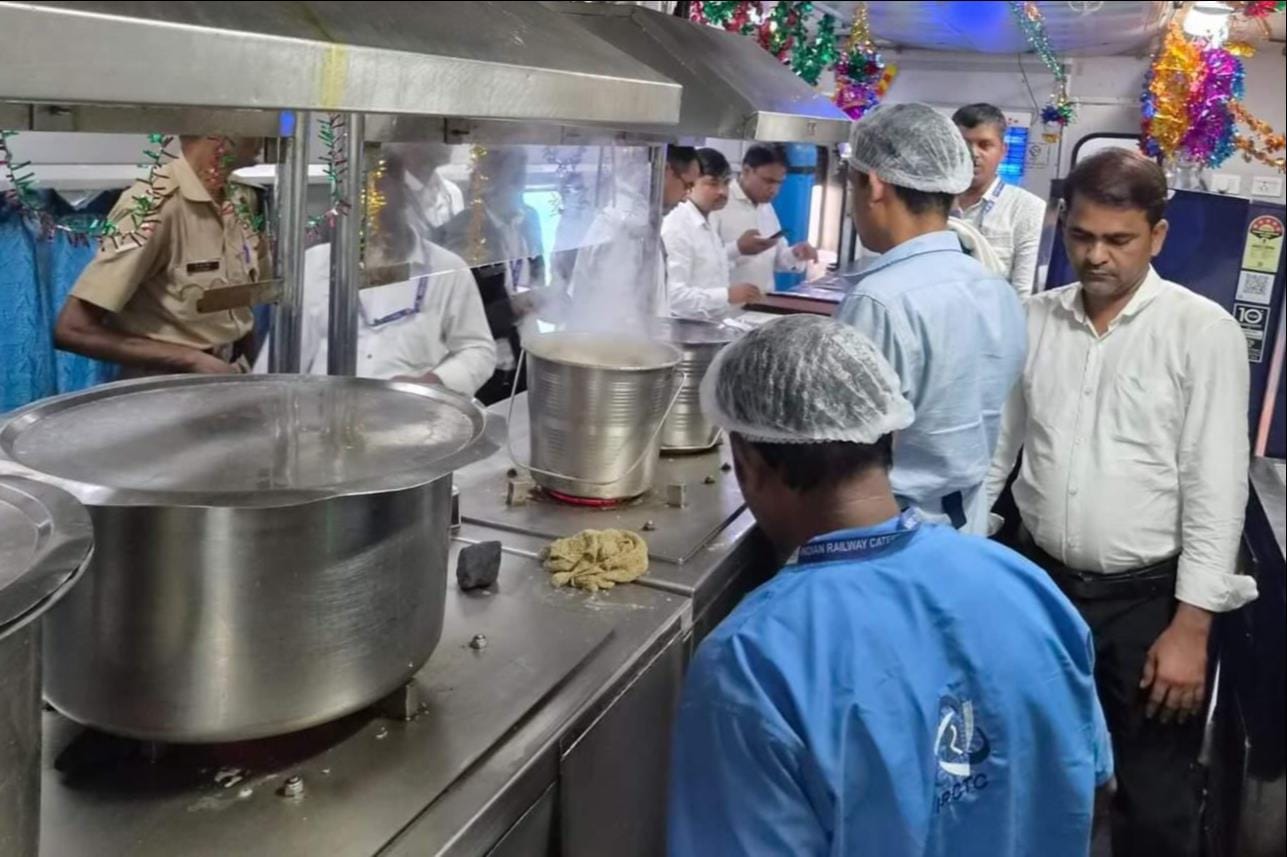 गया जंक्शन पर ट्रेन की पेंट्रीकार की जांच करती टीम। स्रोत : जागरूक पाठक