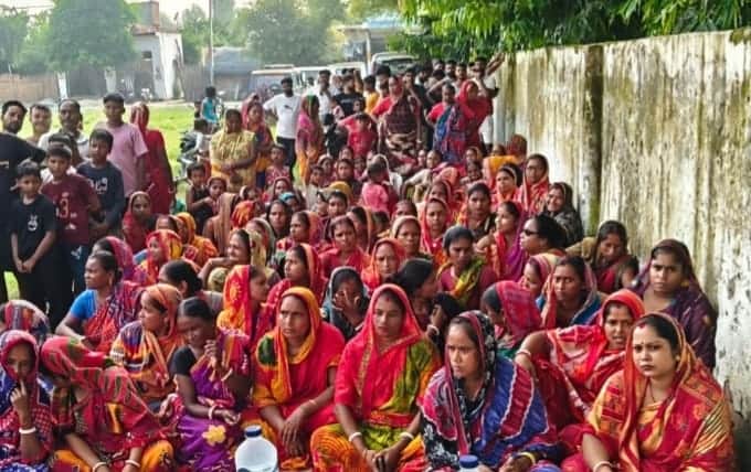 घुंघचाई क्षेत्र के गांव चंदुईया में हुए संवाद में मौजूद महिलाएं- राजस्व विभाग