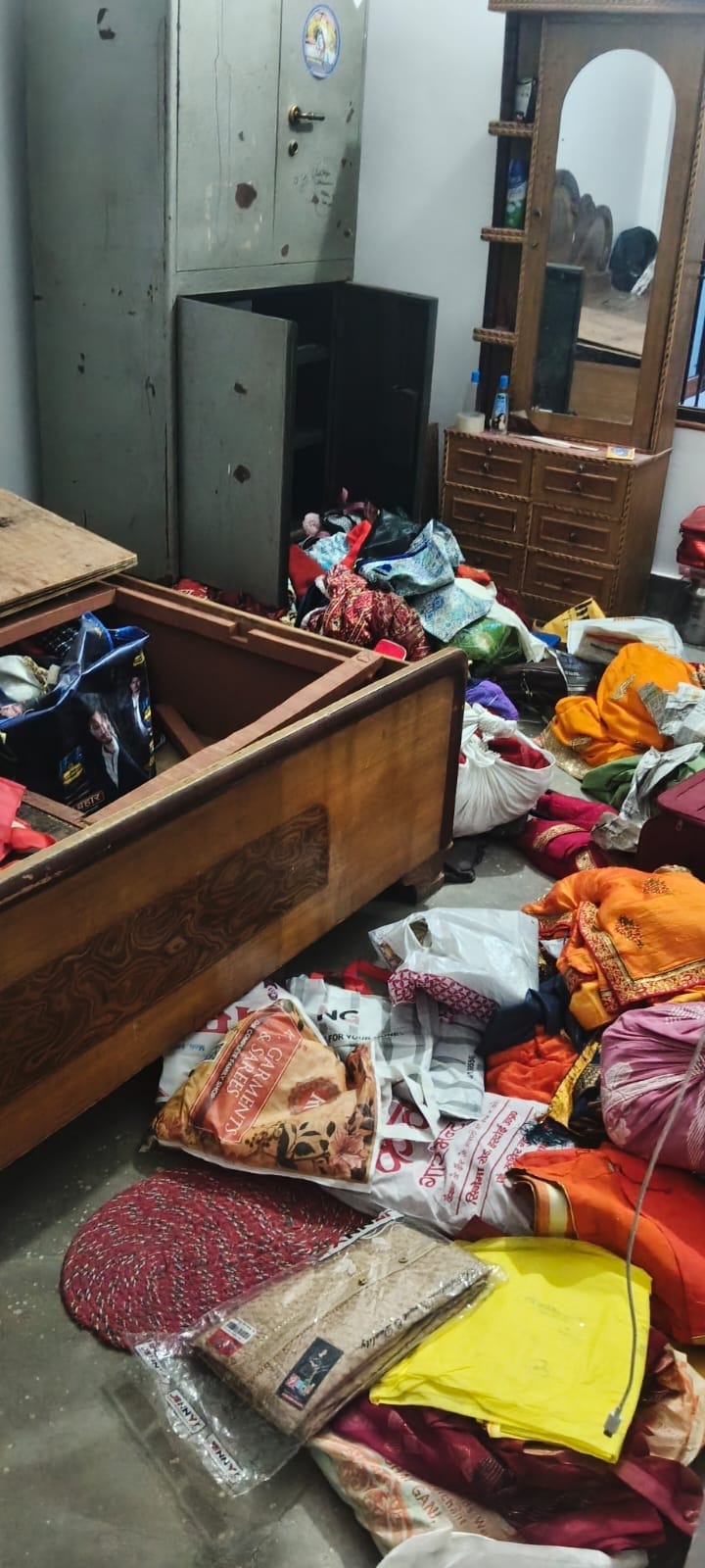Jewellery and goods worth 20 lakh rupees stolen from Waqf Inspector's house