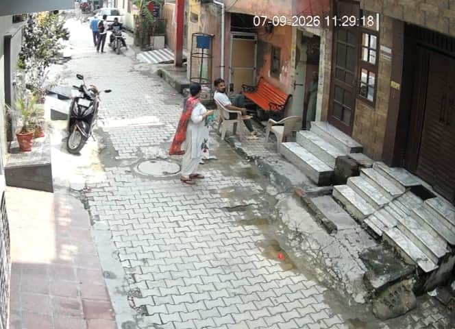 घर से निकलने के बाद गौरव से बात करते हुए रजनी। सोशल मीडिया