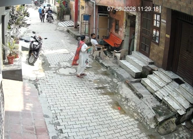 घर से निकलने के बाद गौरव से बात करते हुए रजनी। सोशल मीडिया