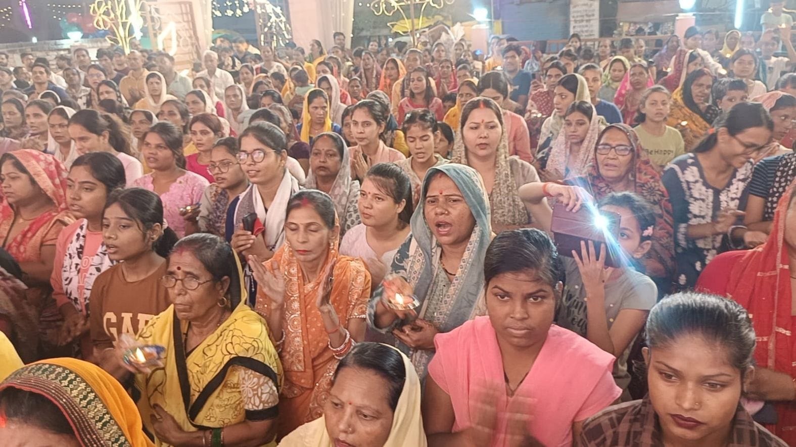 हर के विवेकनगर में गणेश भगवान की आरती में शामिल श्रद्धालु। स्रोत-आयोजक