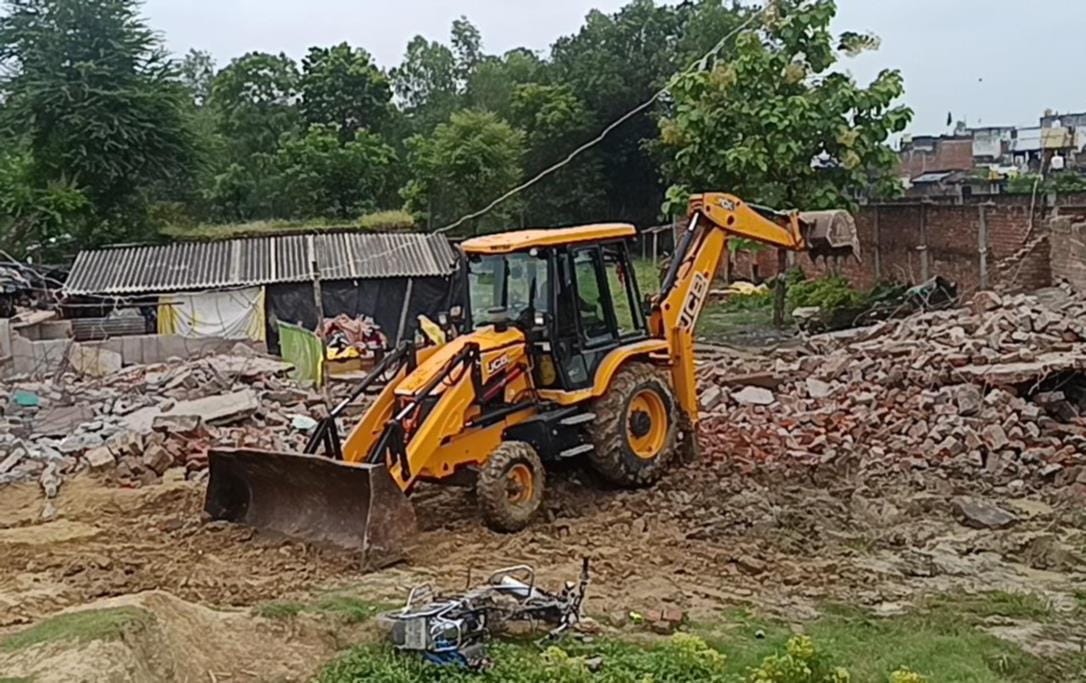 इकौना देहात में अतिक्रम हटाते कर्मी।