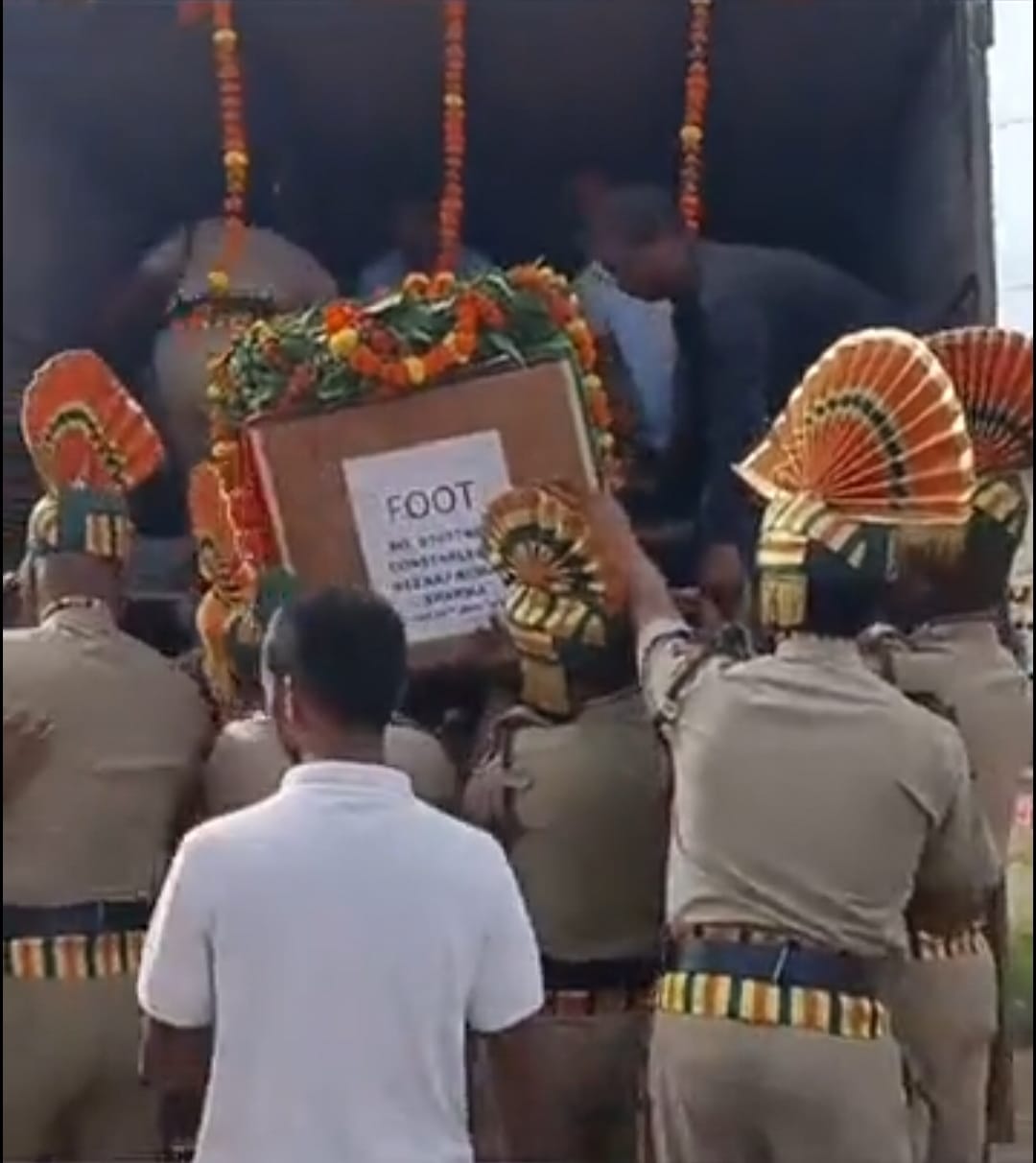 शिवपुरी के नीरज शर्मा को अंतिम विदाई देने उमड़े लोग।