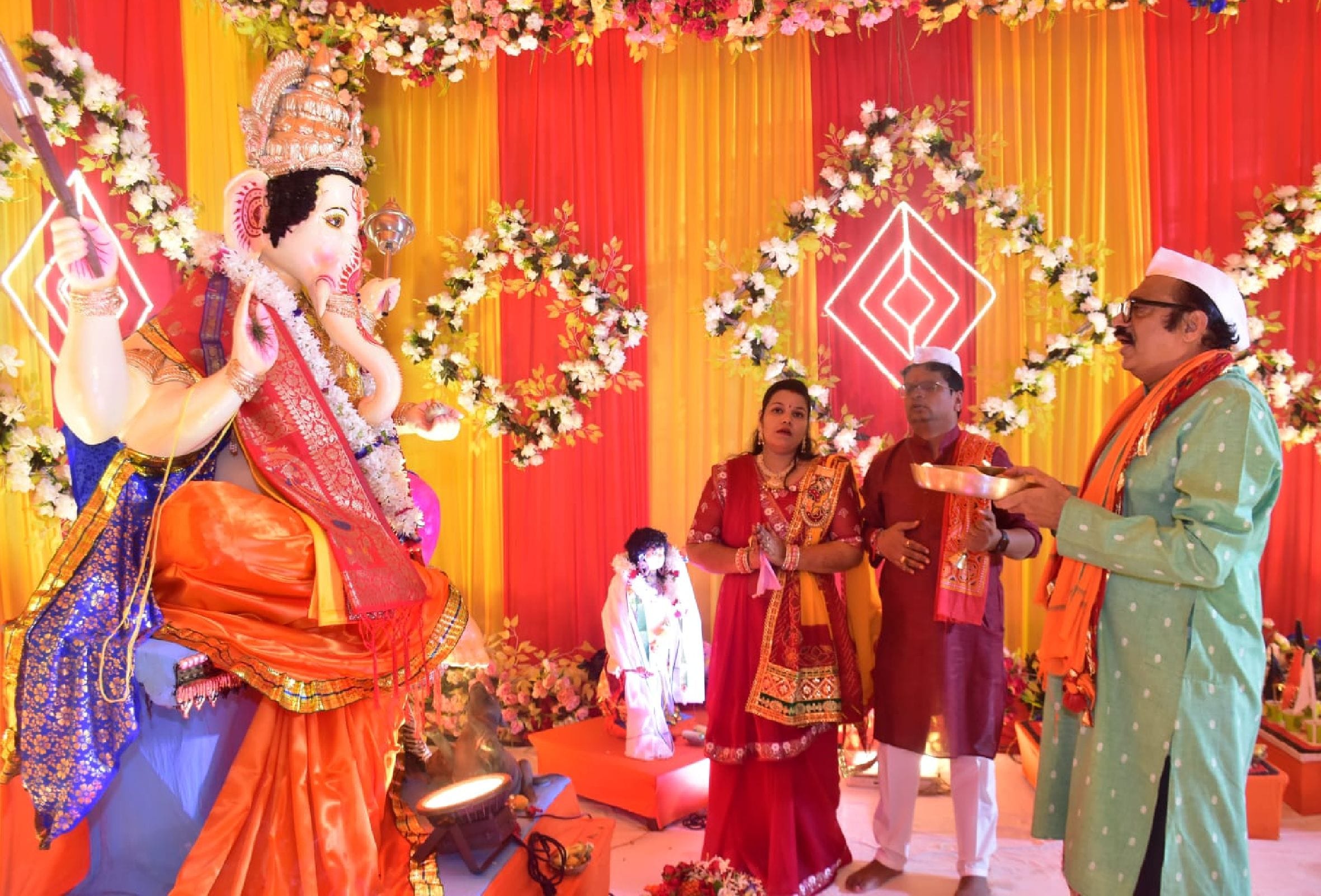  जगदीशपुर के इंडोरामा इकाई टाउनशिप में स्थापित पंडाल में पूजन करते श्रद्धालु। स्रोत: आयोजक