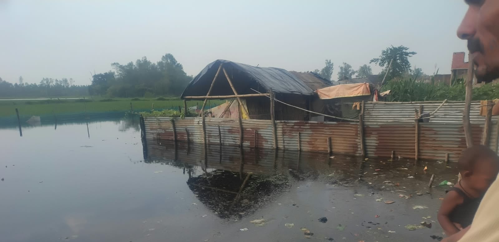 जहांगीराबाद में भरा बाढ़ का पानी। - संवाद 