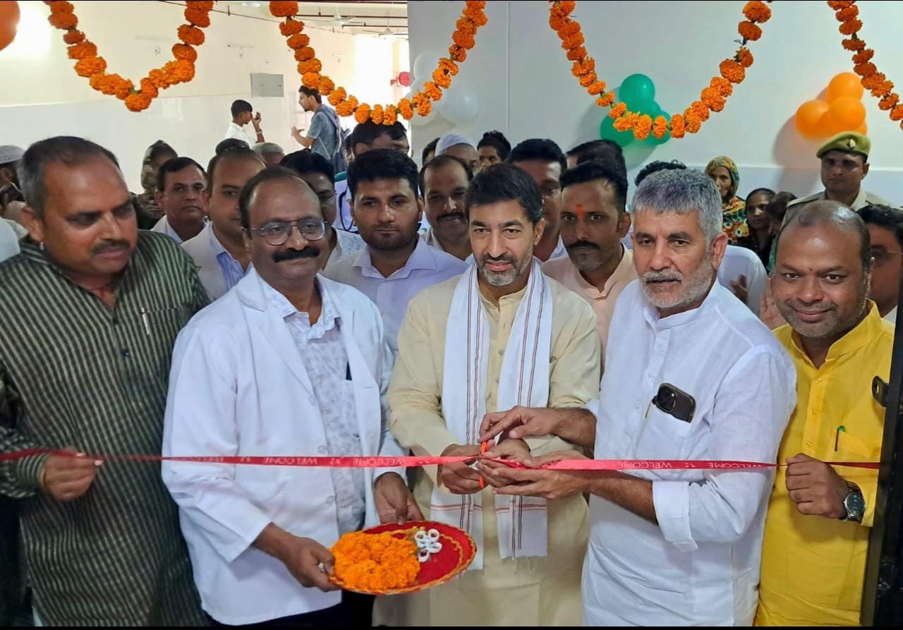 जिला अस्पताल में ब्लड बैंक का फीता काटकर उदघाटन करते अतिथि। स्रोत सूचना विभाग
