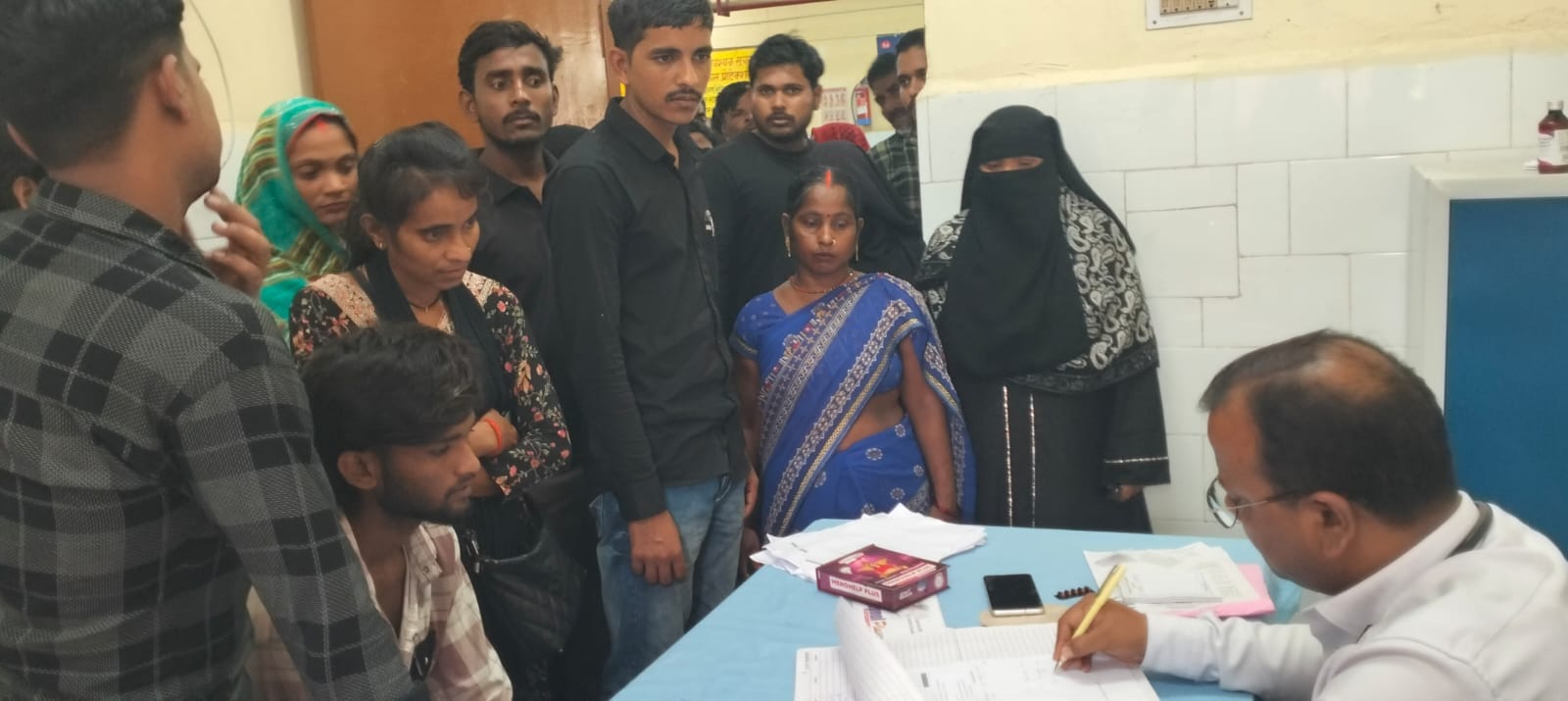 जिला अस्पताल में मरीज देखते चिकित्सक-संवाद