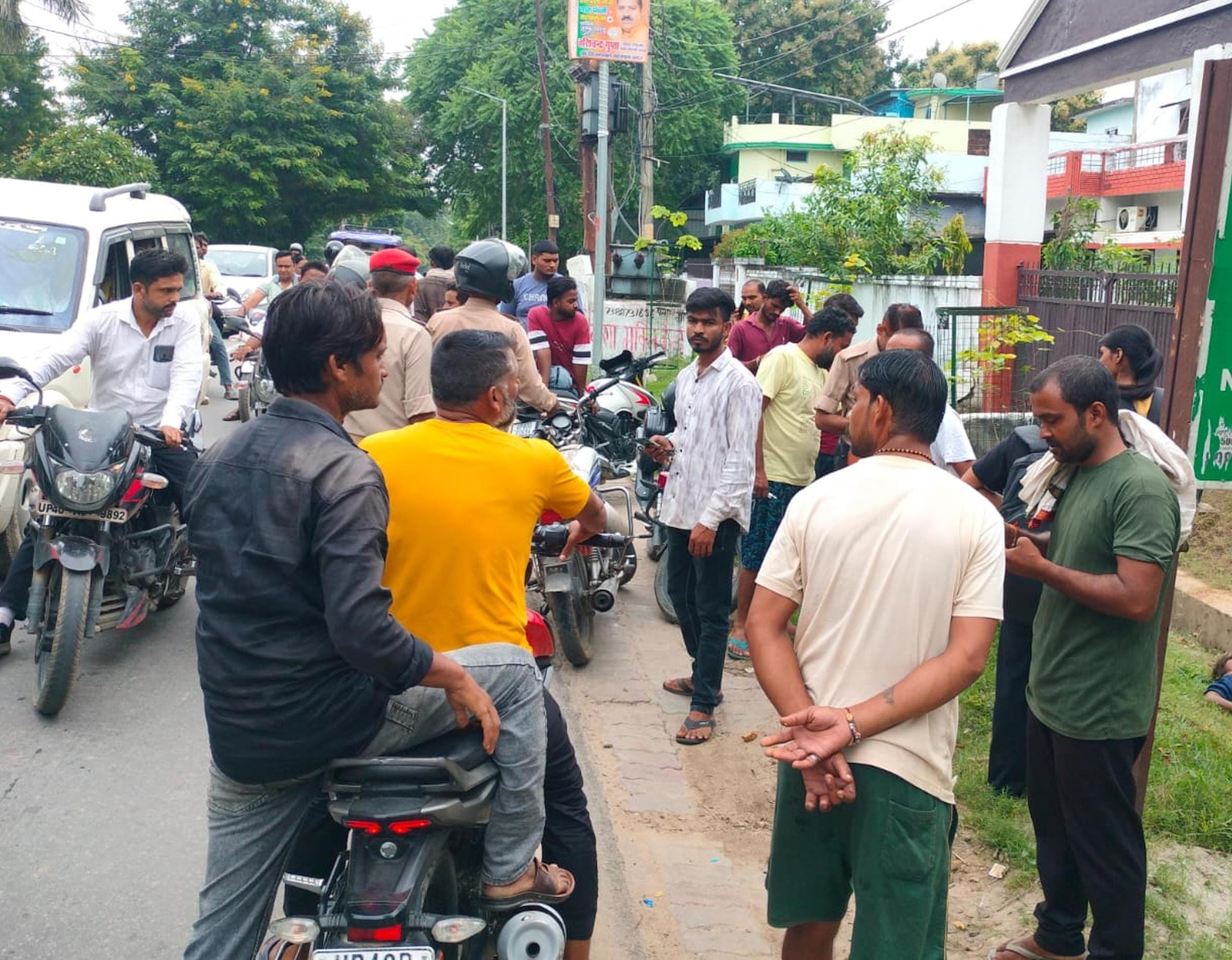 जेल रोड पर लावारिस महिला के प्रसव के बाद जमा भीड़।