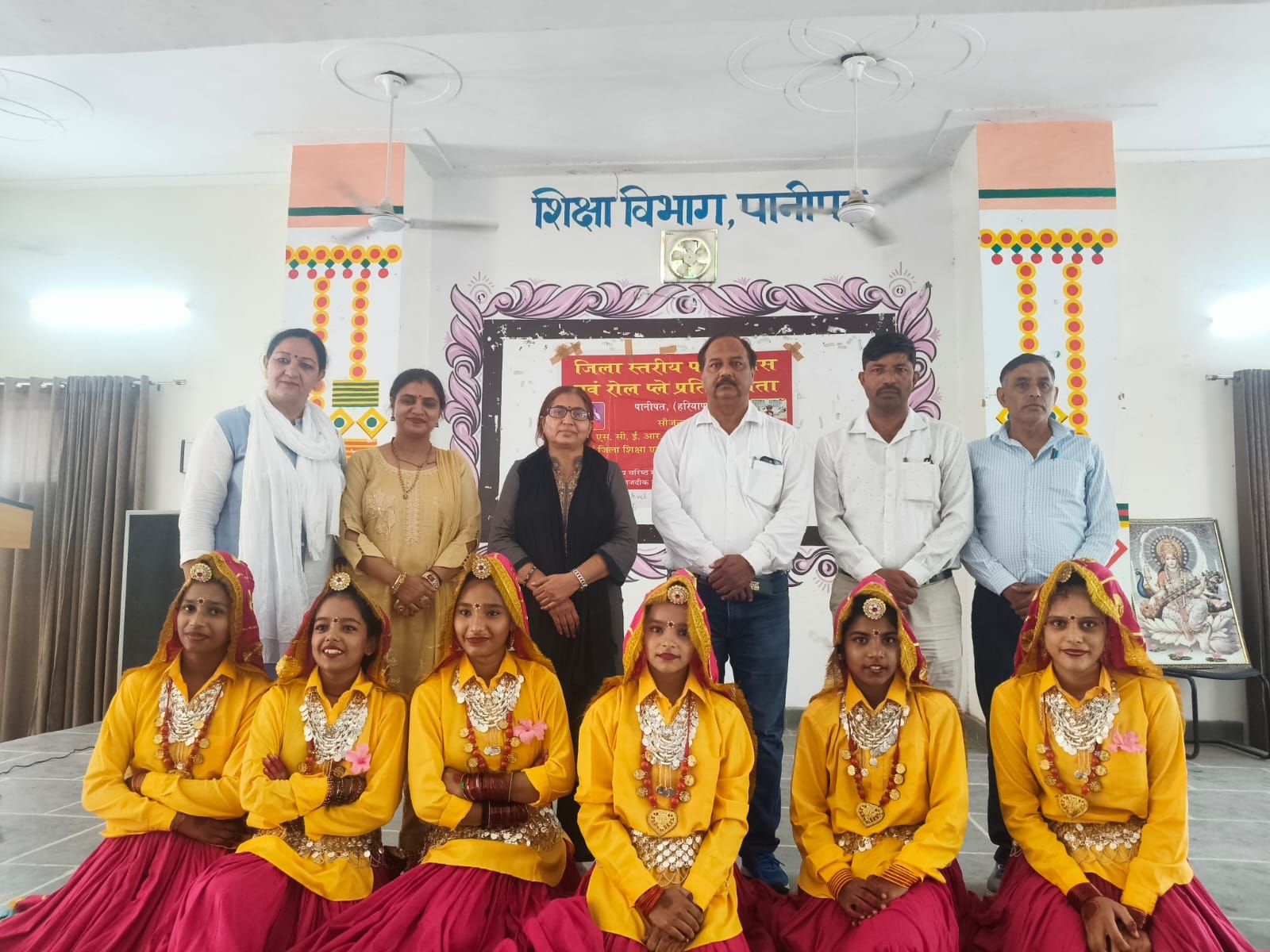 जिला स्तरीय प्रतियोगिता में प्रतिभागी छात्राएं व मौजूद पदाधिकारी। - शिक्षा विभाग