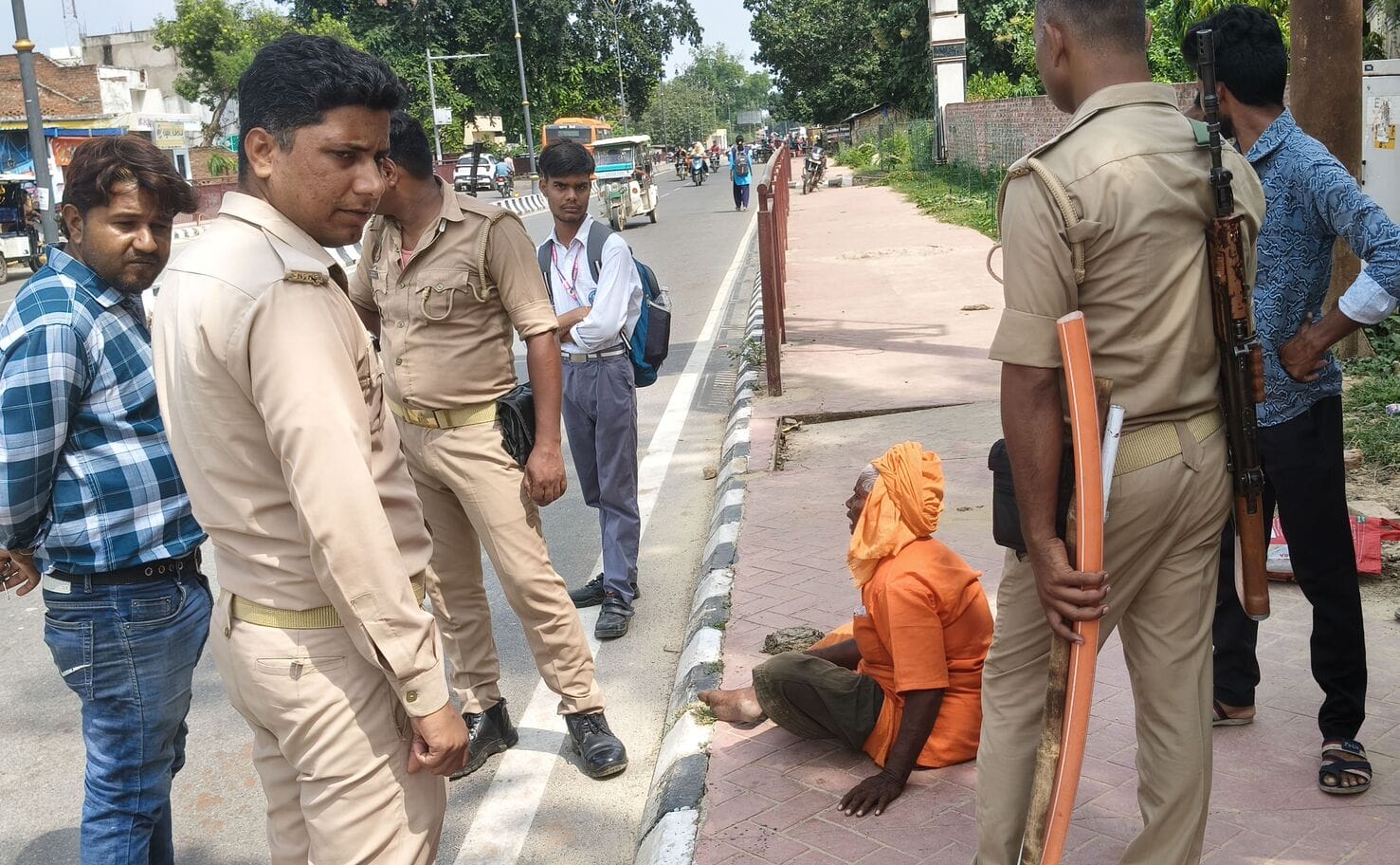 जालपा मंदिर के सामने पथराव करने वाली महिला।