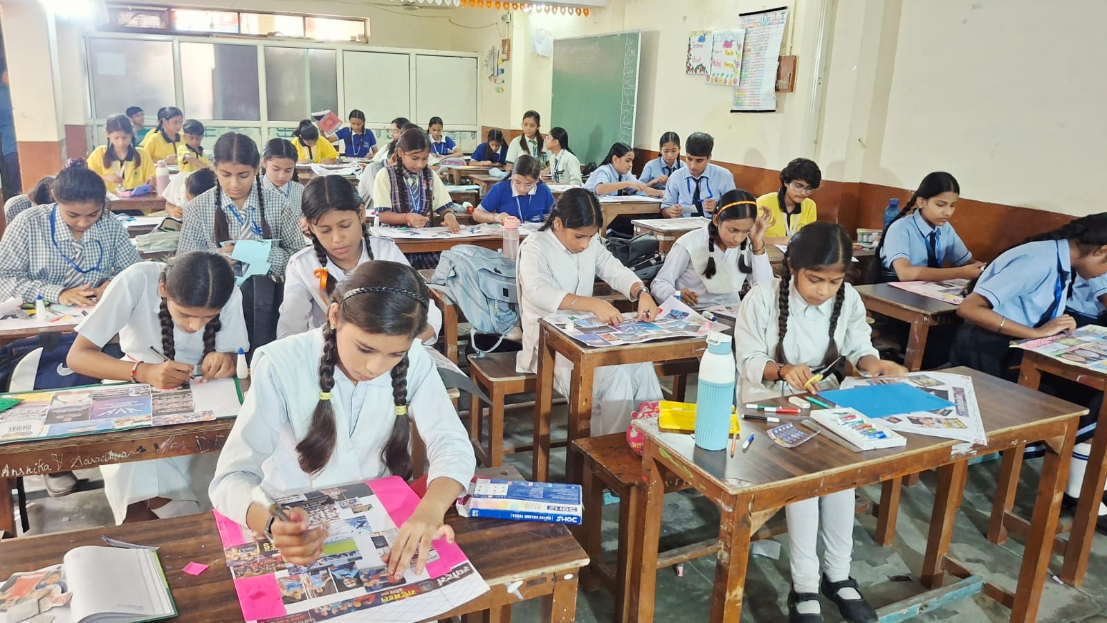 जय भारत संस्था की ओर से आकांक्षा हाईस्कूल में आयोजित कोलाज मेकिंग प्रतियोगिता में प्रतिभाग करते