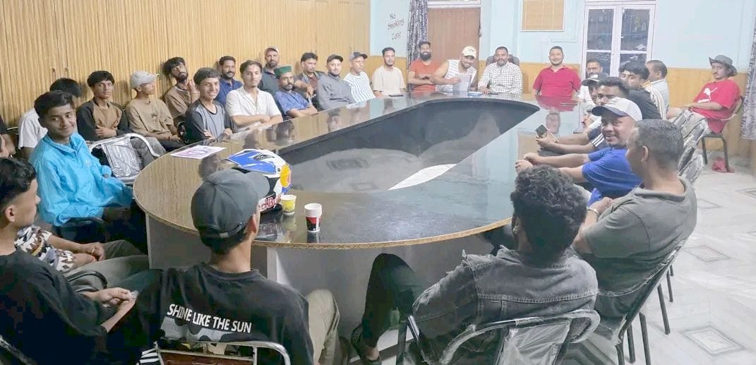 ज्यूरी में खेलकूद प्रतियोगिता के आयोजन को लेकर बैठक करते शहीद पवन दंगल यूनाइटेड क्लब ज्यूरी के 