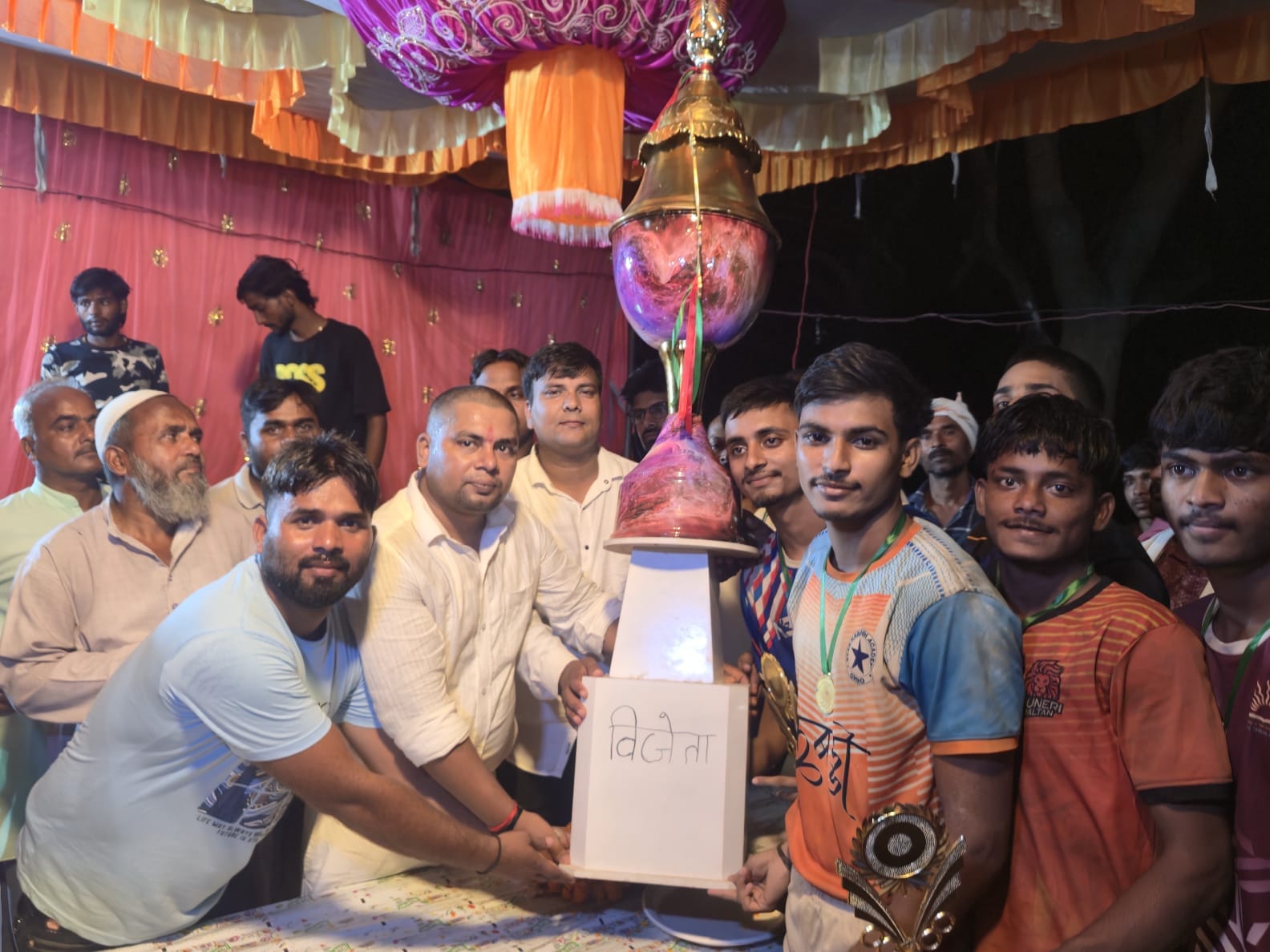 कब्बड्डी प्रतियोगिता के फाइनल मुकाबला जीतकर इटहुआ चंदौली की टीम ट्राफी के साथ