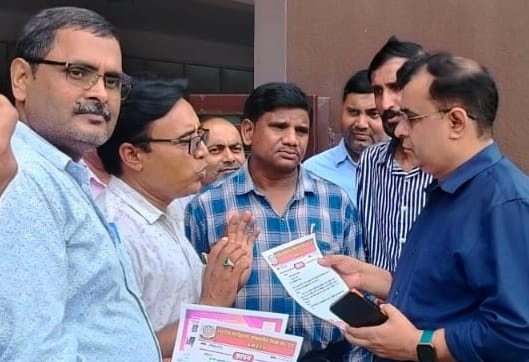 कलेक्ट्रेट में ज्ञापन सौंपते शिक्षक संघ के लोग। स्रोत-संगठन