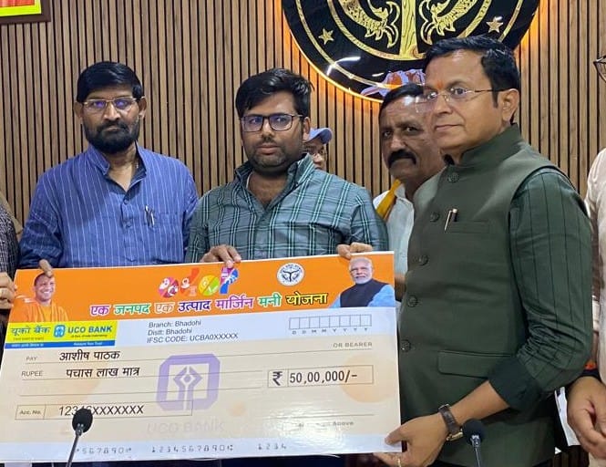 The MP boosted the enthusiasm of 150 artisans by giving them toolkits.