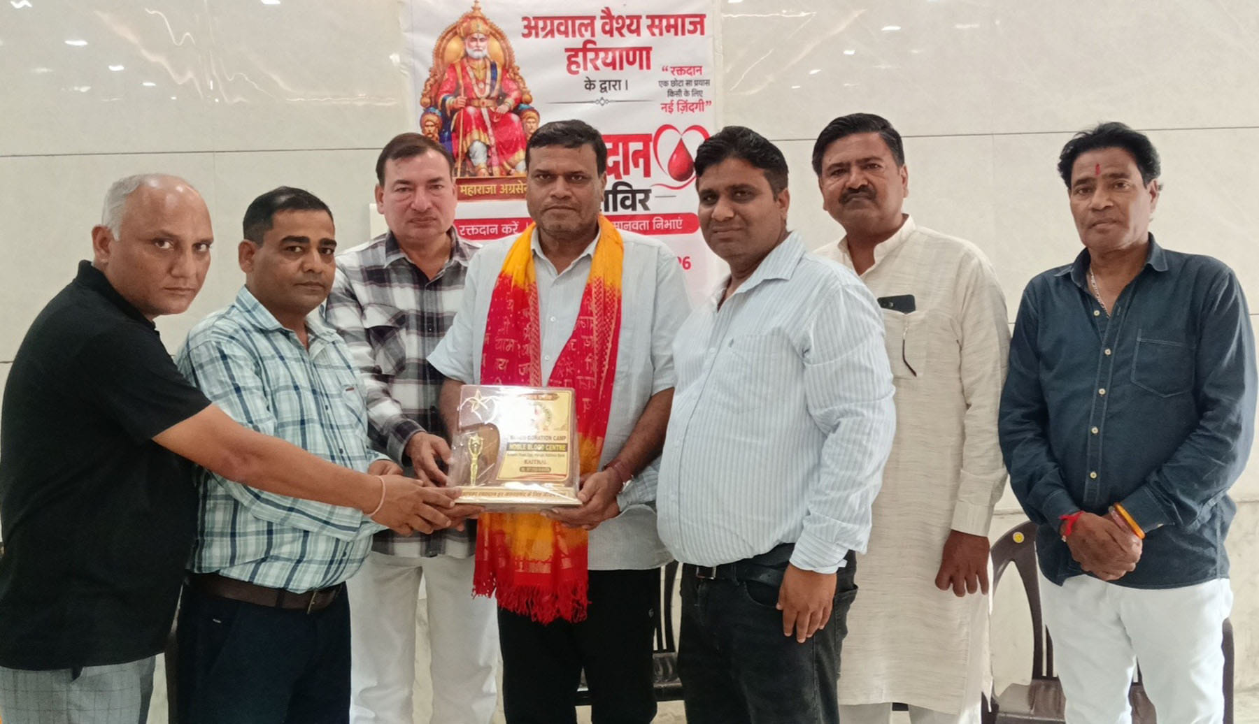 कलायत में आयोजित रक्तदान शिविर में मेहमानों को सम्मानित करते आयोजक एवं संयोजक। संवाद