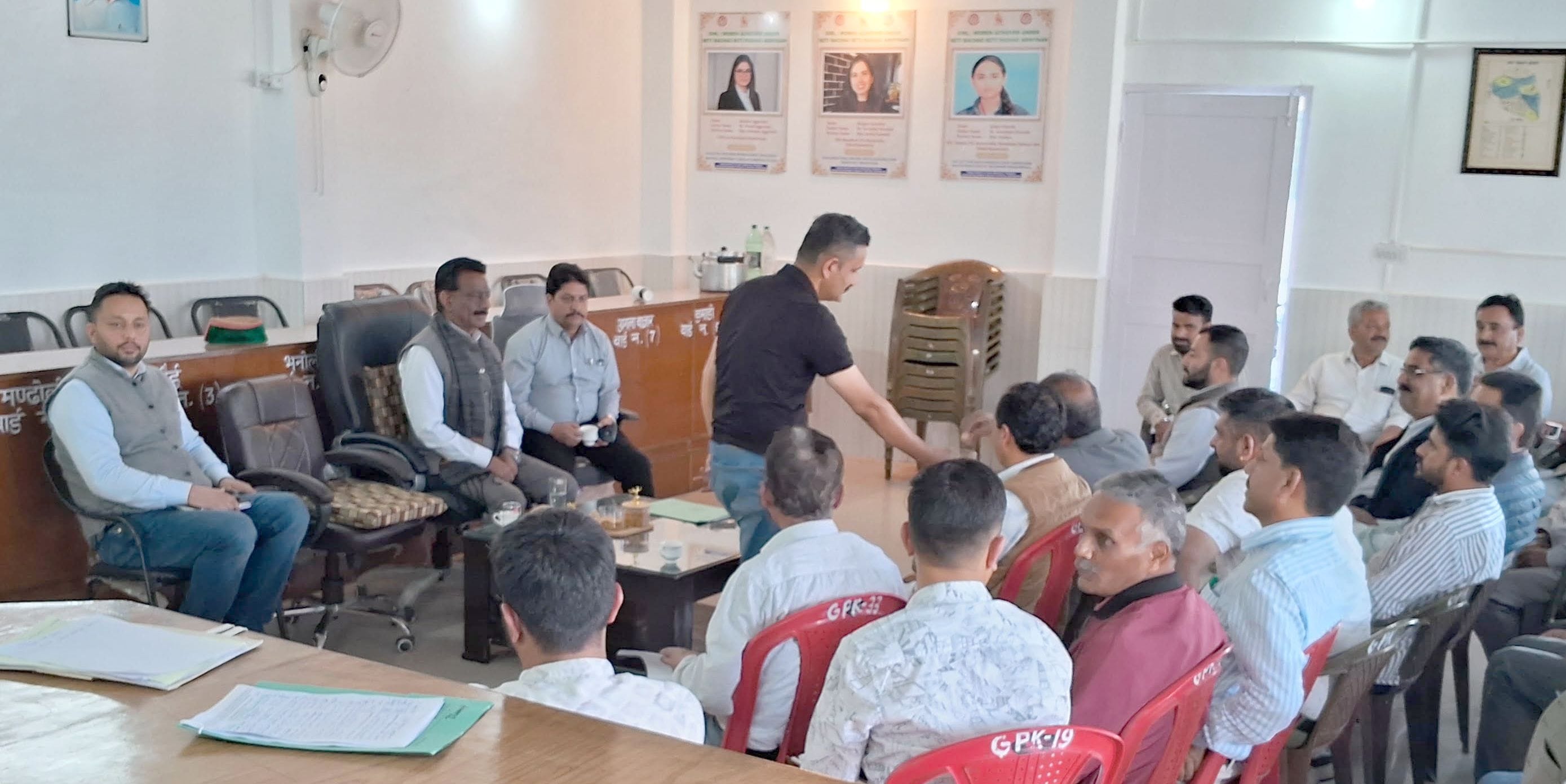 कुमारसैन में कांग्रेस की जोनल बैठक में मौजूद विधायक कुलदीप सिंह राठौर सहित अन्य मौजूद। स्रोत : 
