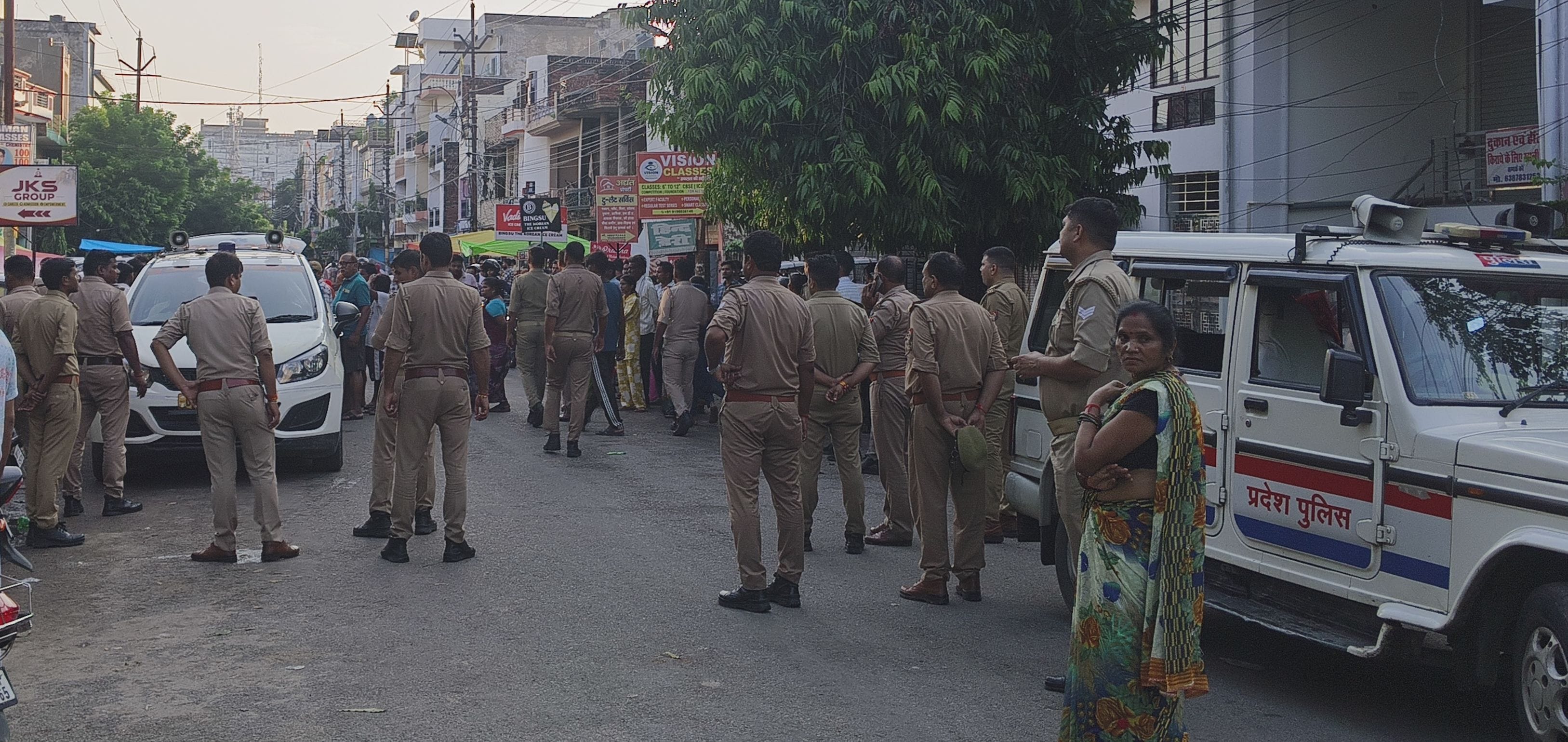 कन्हैयानगर में तैनात पुलिस बल।