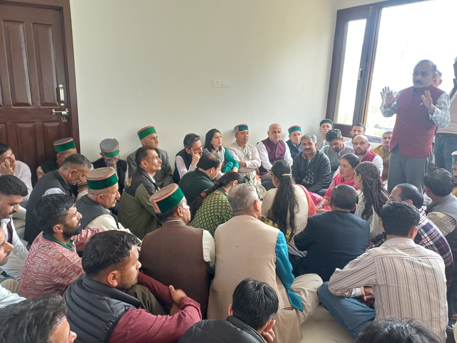 कुपवी में कांग्रेसमंडल की बैठक में उपस्थित पदाधिकारी एवं कार्यकर्ता। संवाद