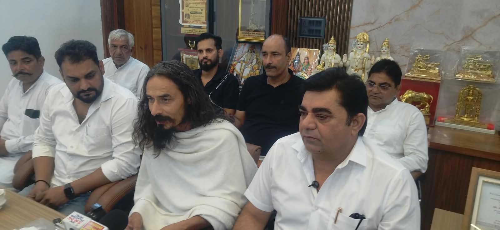 कुरुक्षेत्र। पत्रकारों से बातचीत करते हुए संत गोपाल दास। संवाद